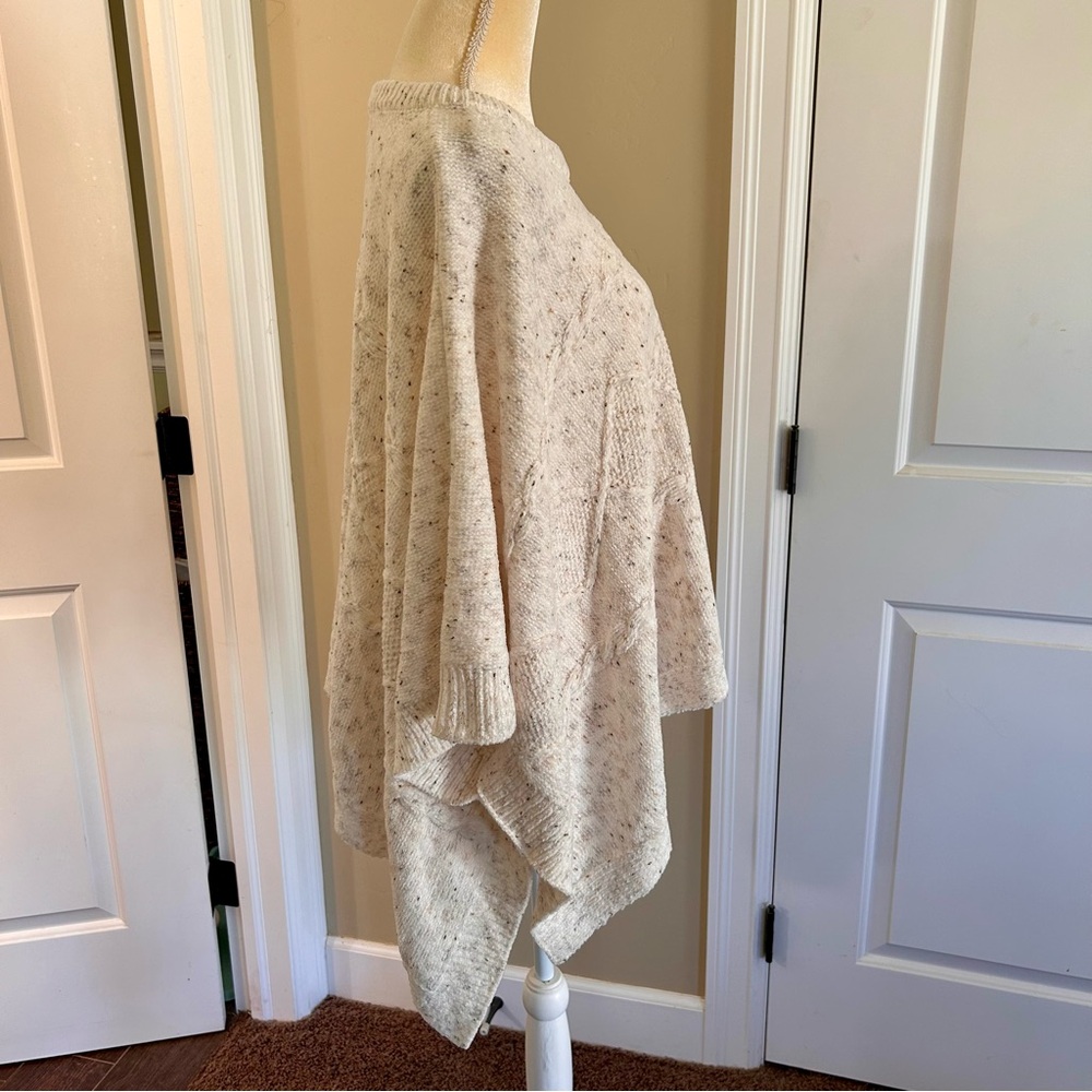 World Market Women's Oatmeal Poncho Soft Chenille Cable Knit Arm Opening OS NWT - Picture 4 of 9